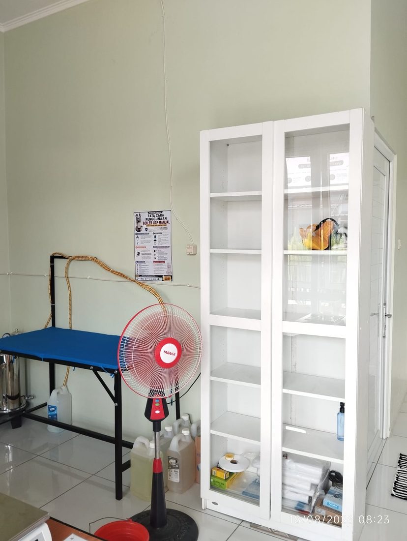 Area meja setrika dan rak Kirei Laundry